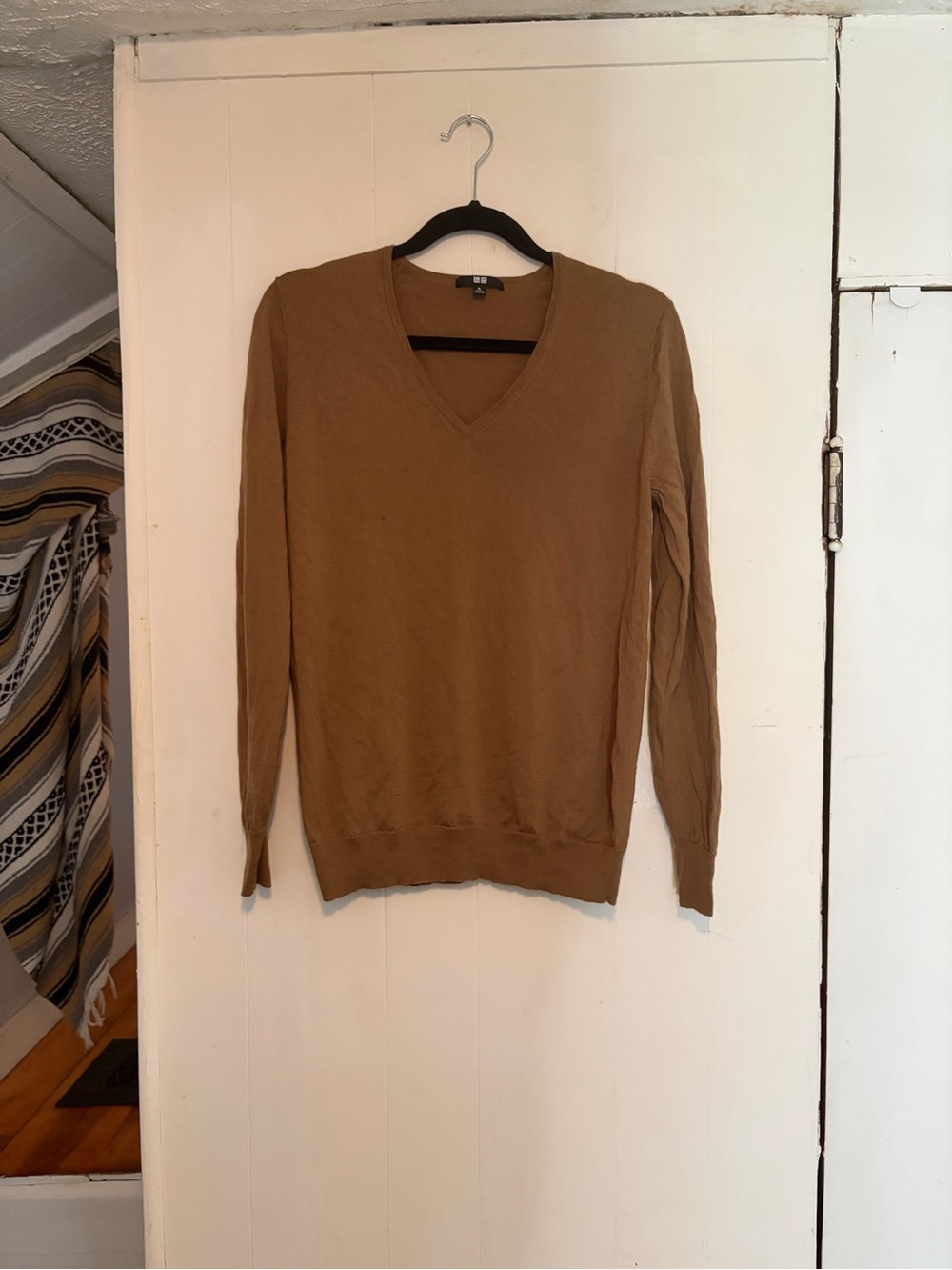Lightweight 100% wool Uniqlo bronze v-neck sweater. Unisex size L.
